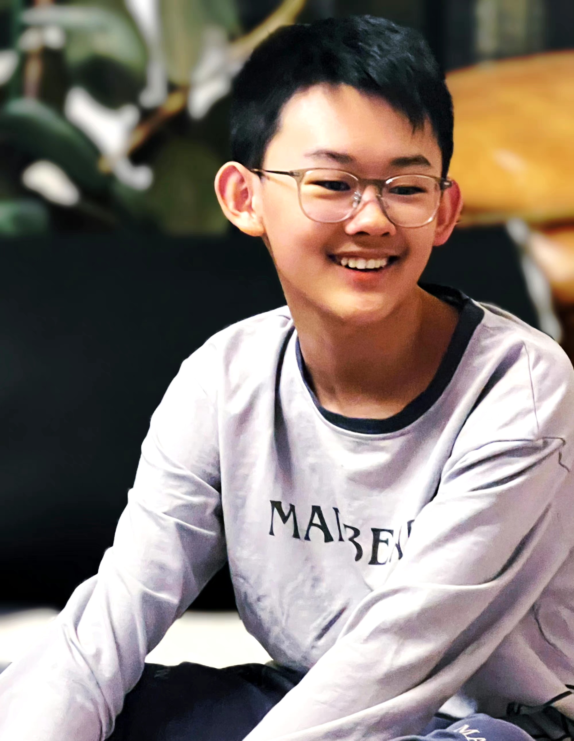 王茜华留着短发气