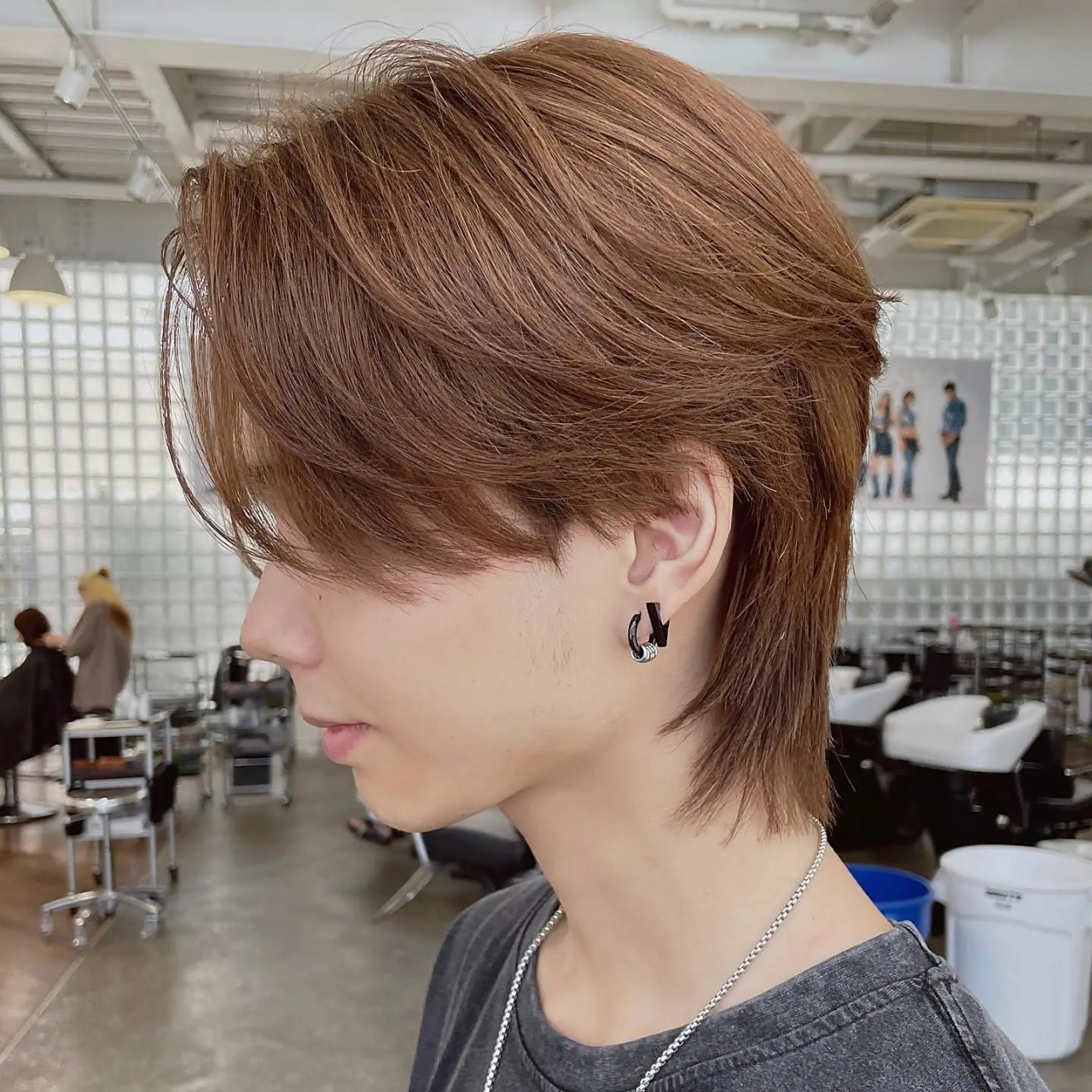 狼尾鲻鱼头成为年轻男生首选发型,其灵感来源于鲻鱼和狼的尾巴,头顶