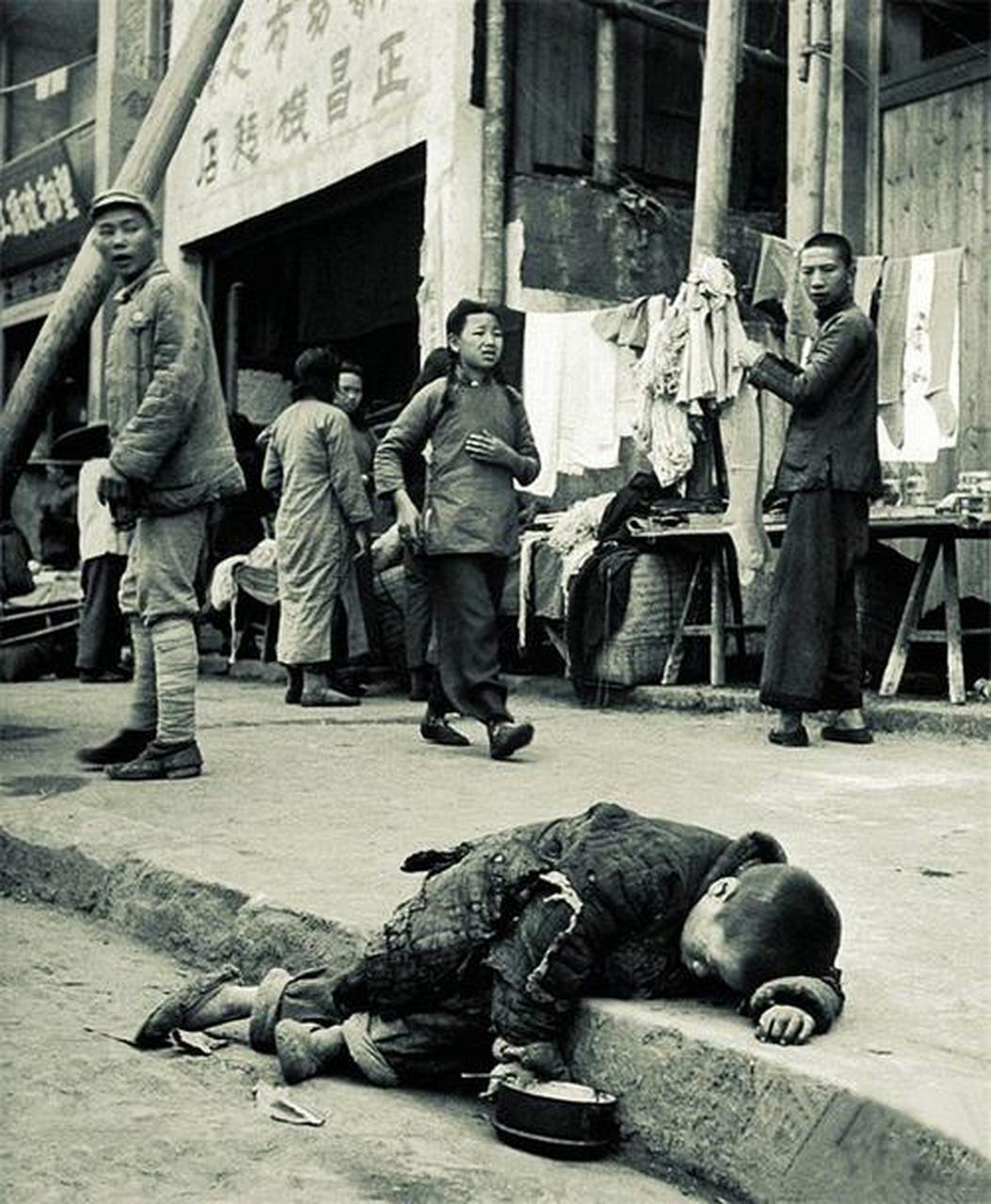 这是拍摄于1946年湖南大饥荒期间的一张照片,镜头中定格的画面让人