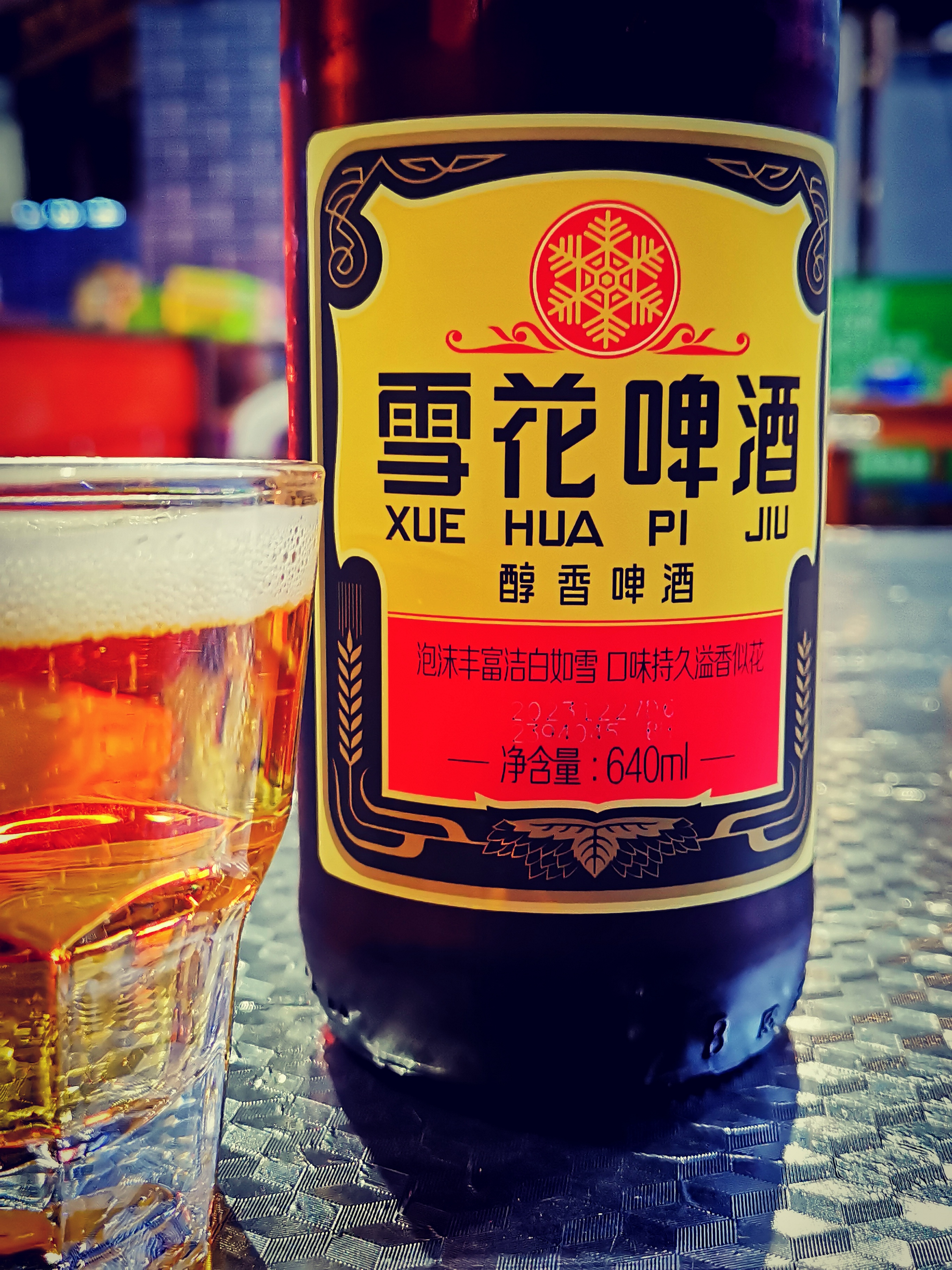 这座宁静的边陲小城,街景和大多数建筑看起来如上世