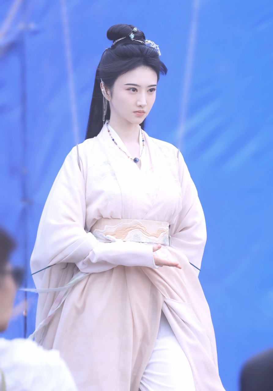 景甜这古装造型还没她本人好看.特点全掩盖了.