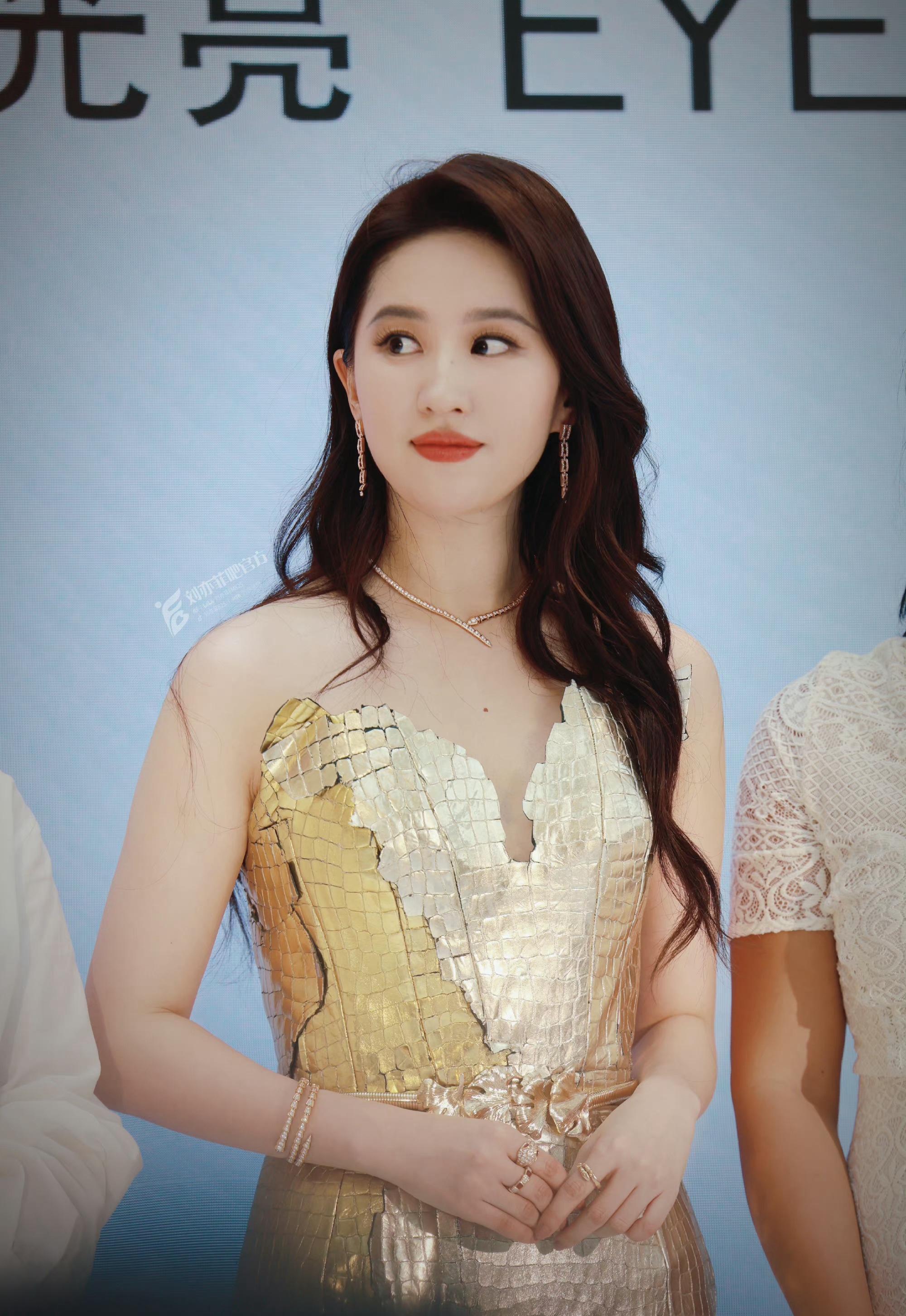 刘亦菲都37岁了啊,她怎么是三十年如一日的美好啊,看着脸上一点赘肉也