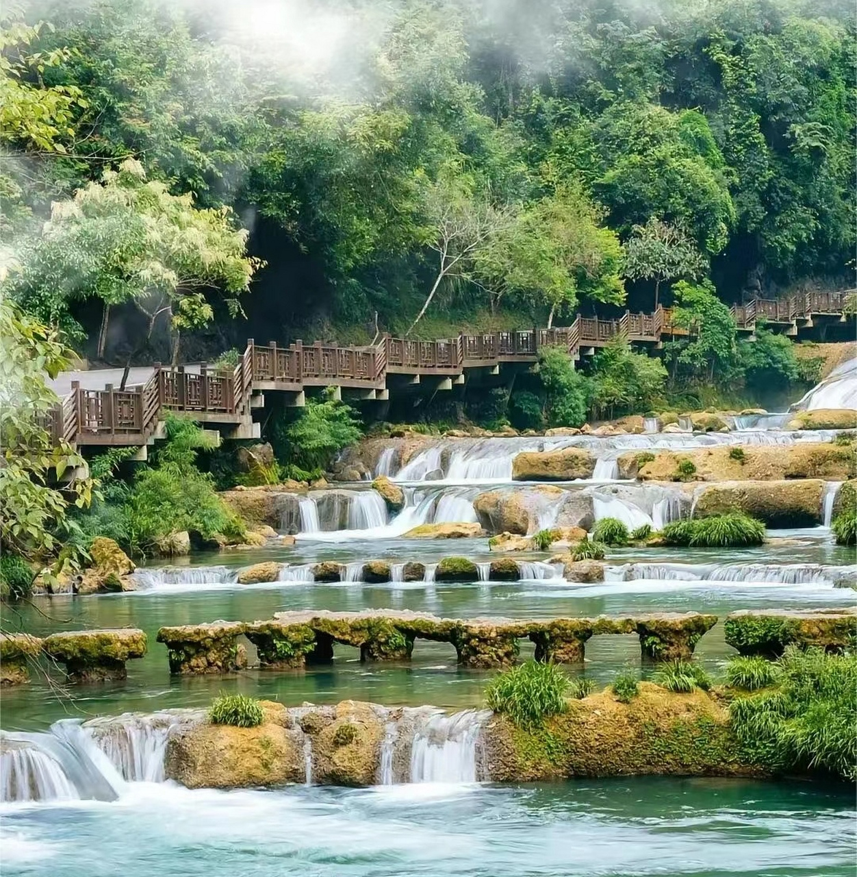 位于黔桂交界的荔波,有一处景点小七孔,这里有一座七孔古桥,在交通不