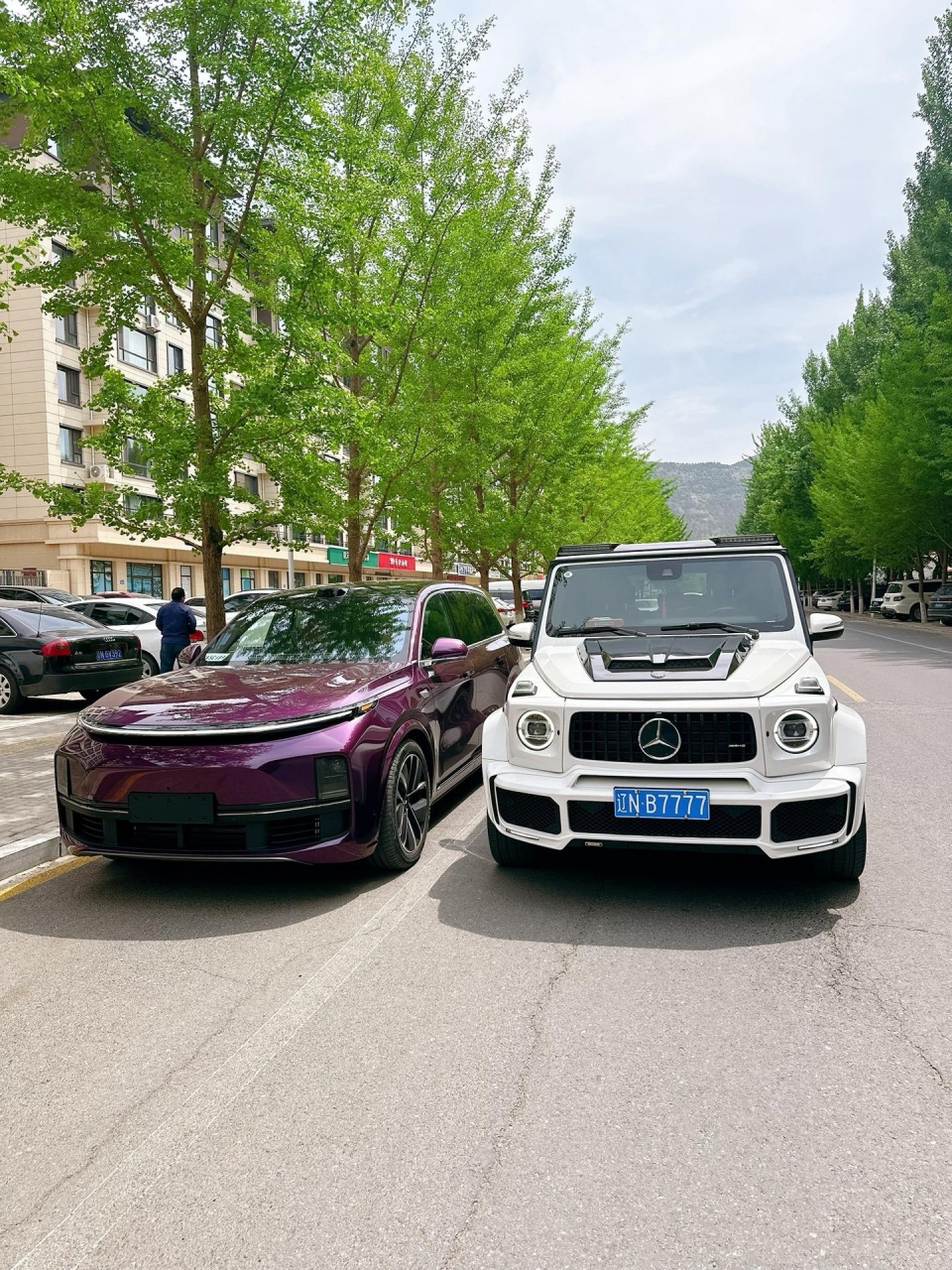 朋友开的是奔驰大g,而且是牌照号很好的奔驰大g,人家