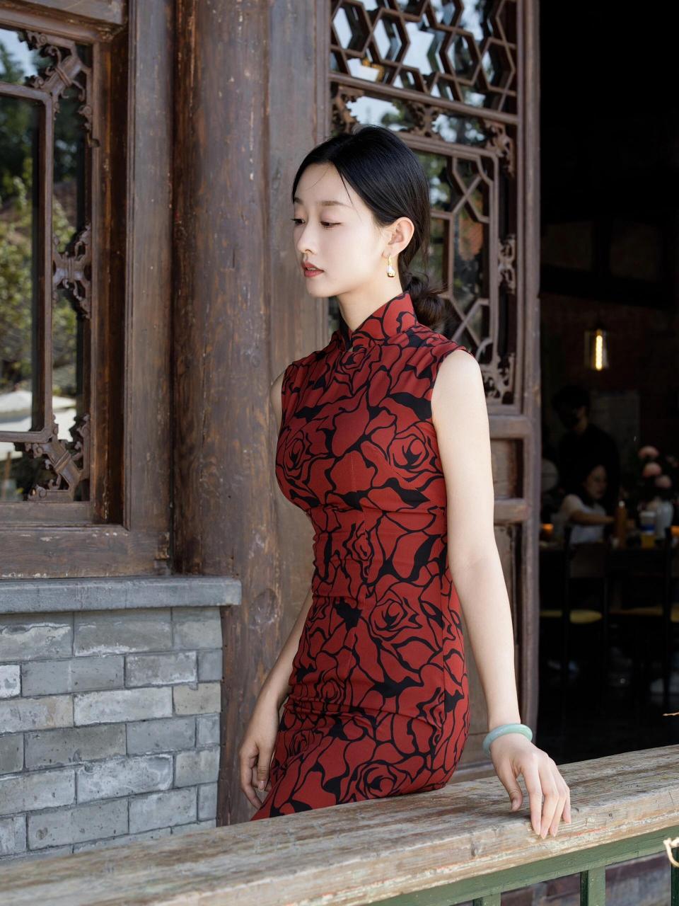 旗袍,这一古典与现代交织的华服,穿越时空的华美,绽放出独特的东方