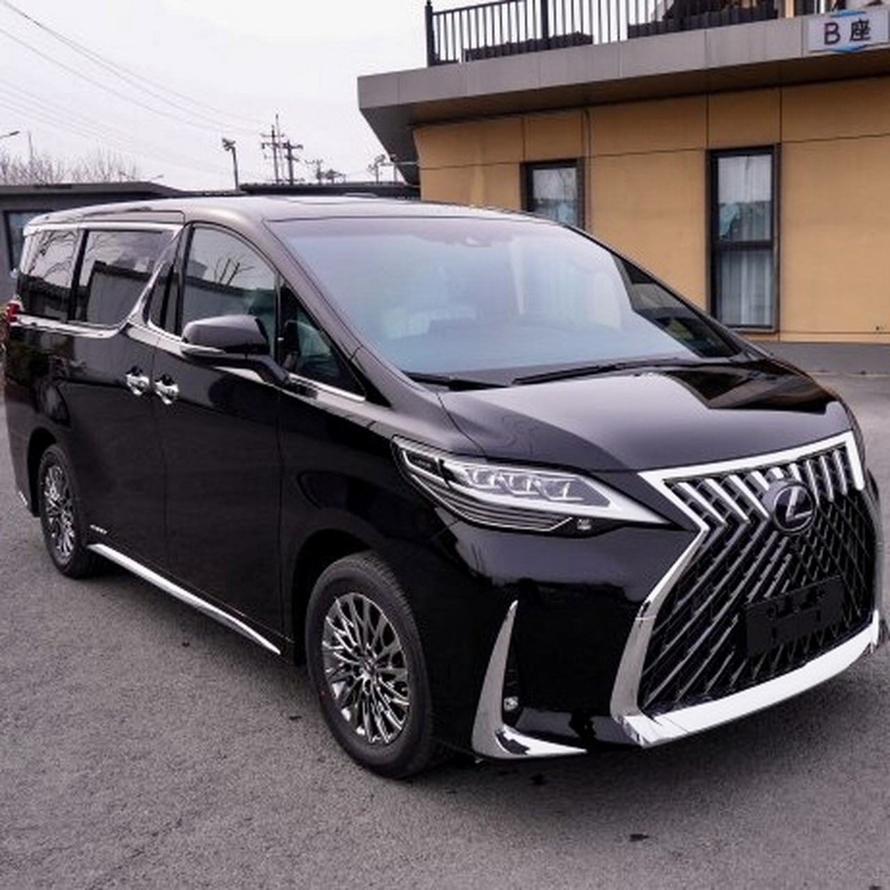 豪华保姆车届的领头羊——雷克萨斯lm,新款车型(后者第二张)确实比老