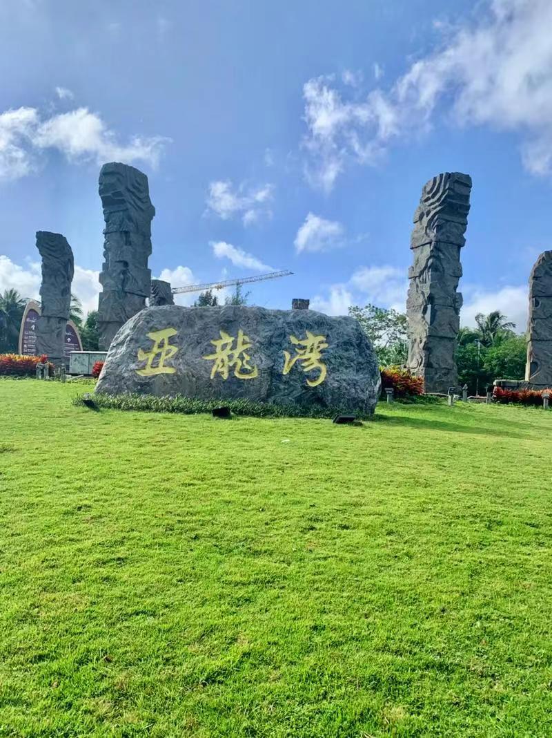 以下是一些三亚旅游攻略中推荐的必去景点: