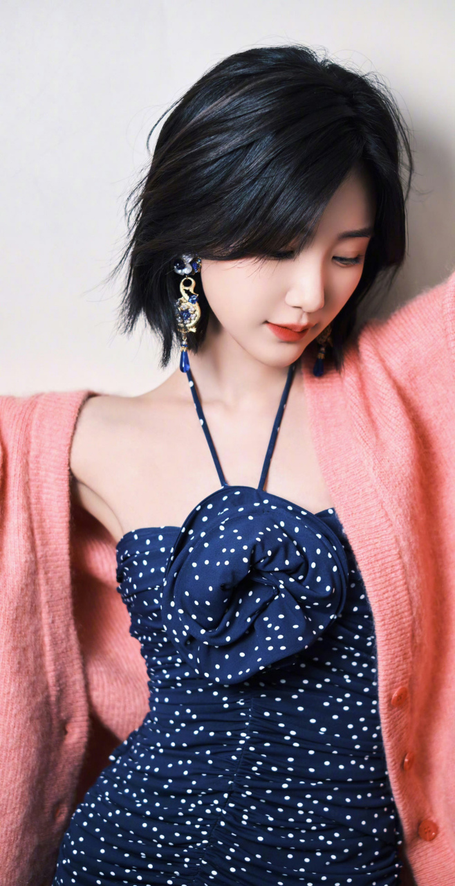 毛晓彤,深蓝白点连衣短裙搭配粉色开衫,性感迷人!