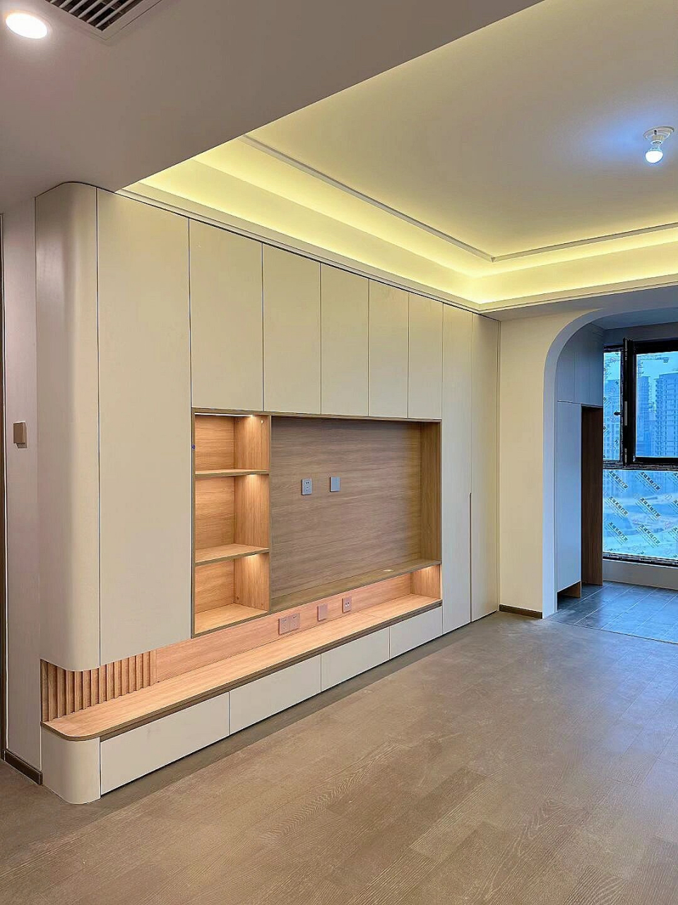 满墙电视柜是一种将电视背景墙整面墙做成电视柜的装修设计.