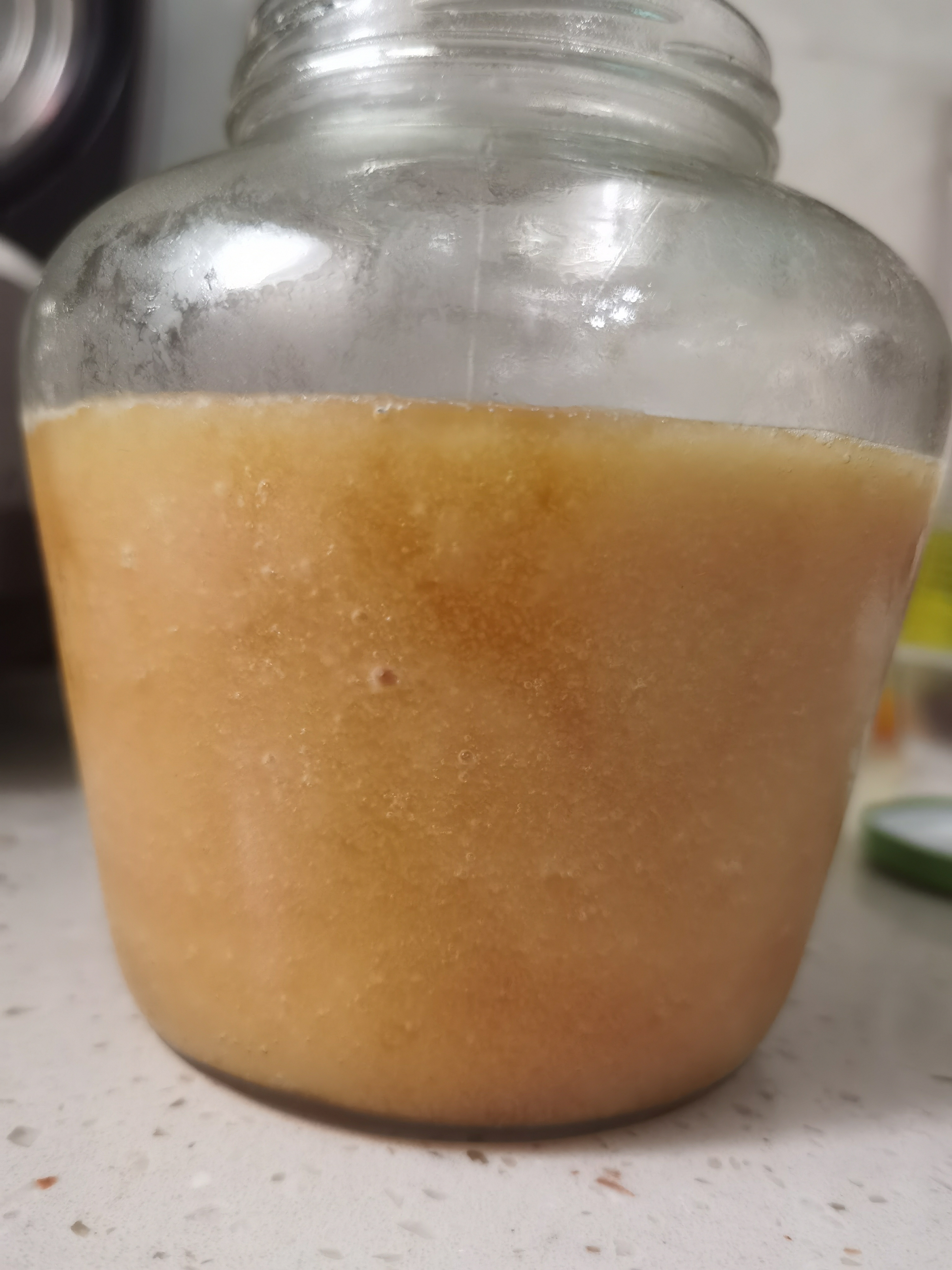 蜂蜜结晶很硬是怎么回事(蜂蜜结晶硬邦邦的)