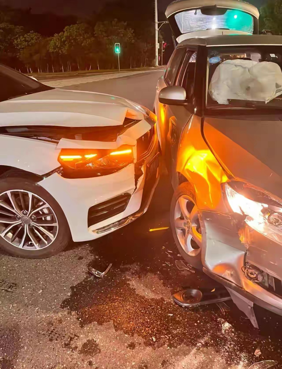 绿灯直行,对方黄实线变道,撞了我的车,交警现场观察审核后判对方全责