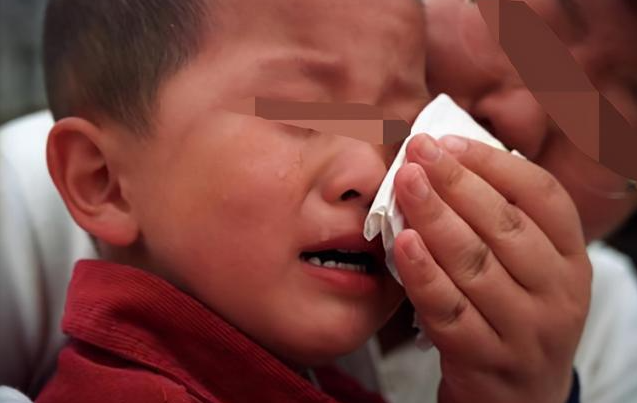 2018年七岁男孩被亲生父母狗笼禁锢,牙签扎舌头,火烧致残