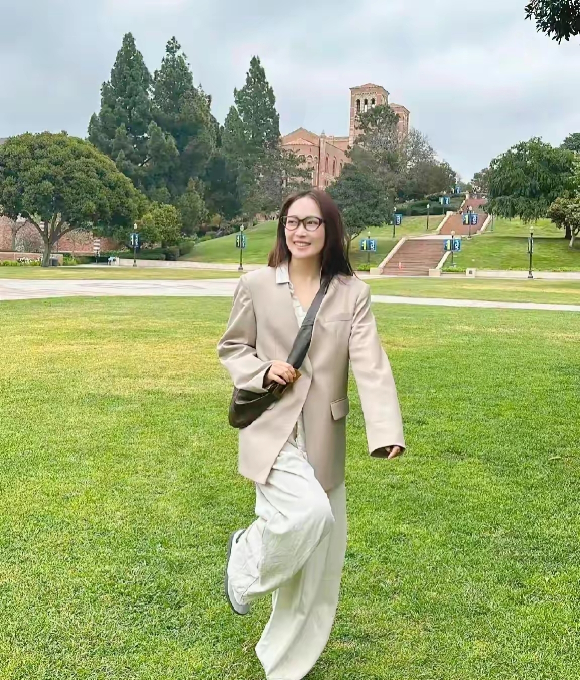 曾经在东方甄选备受力捧的主播之一 yoyo