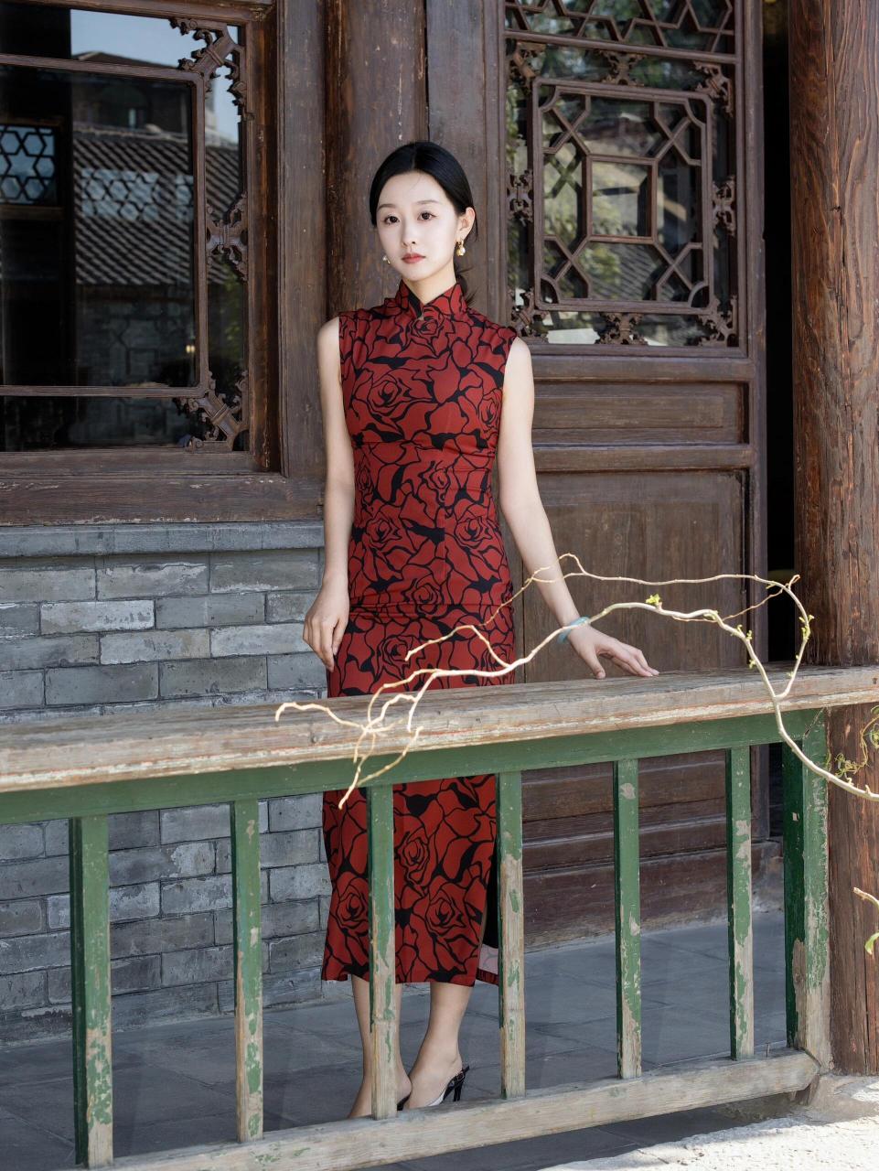 旗袍,这一古典与现代交织的华服,穿越时空的华美,绽放出独特的东方