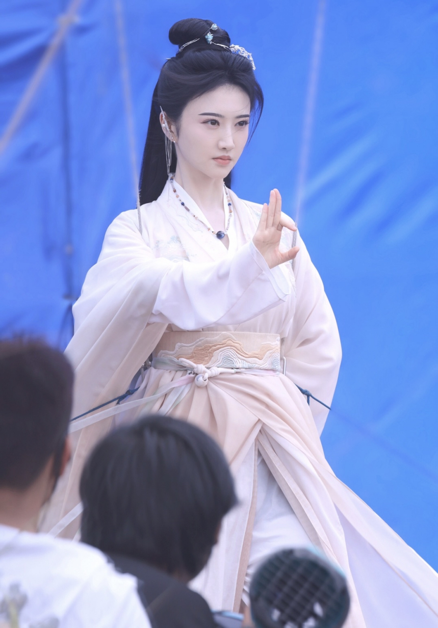 景甜这古装造型还没她本人好看.特点全掩盖了.