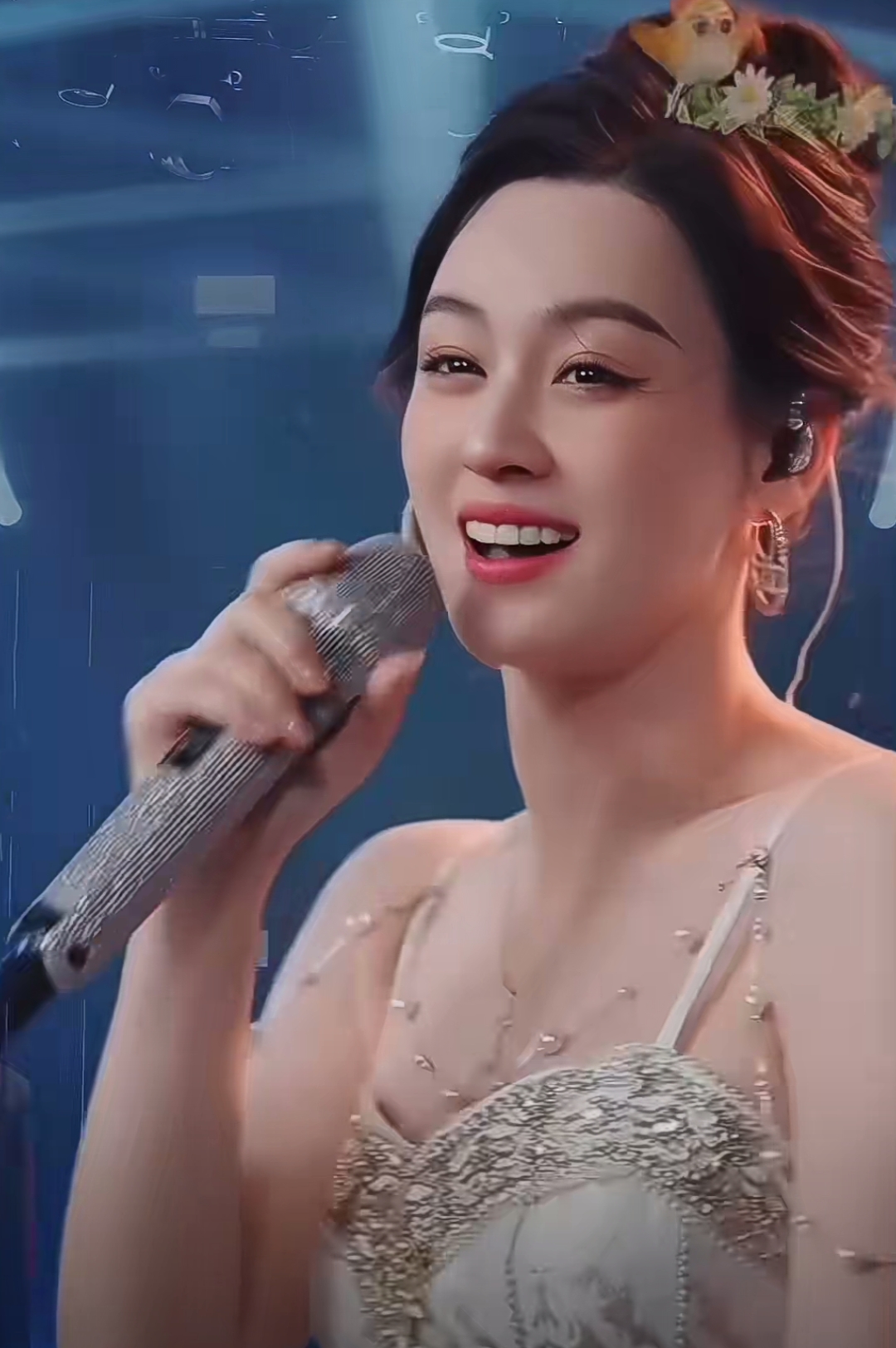 唐艺是一位值得让人佩服的歌手,凭着自己的才干奋斗出一条属于自己的