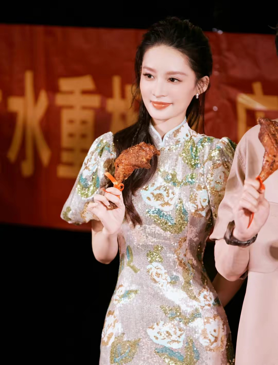李沁《庆余年》活动新造型,林婉儿穿旗袍真的太美了,腿型优越!