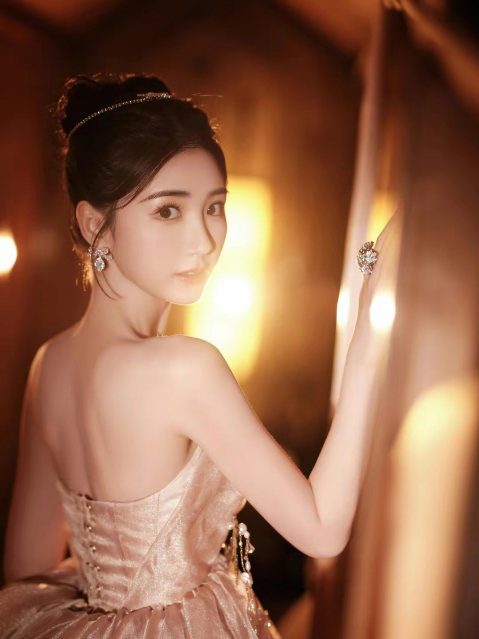 真的太美了,锁骨精致美腿抢镜,撩人心弦  毛晓彤身着一袭金粉色蝴蝶