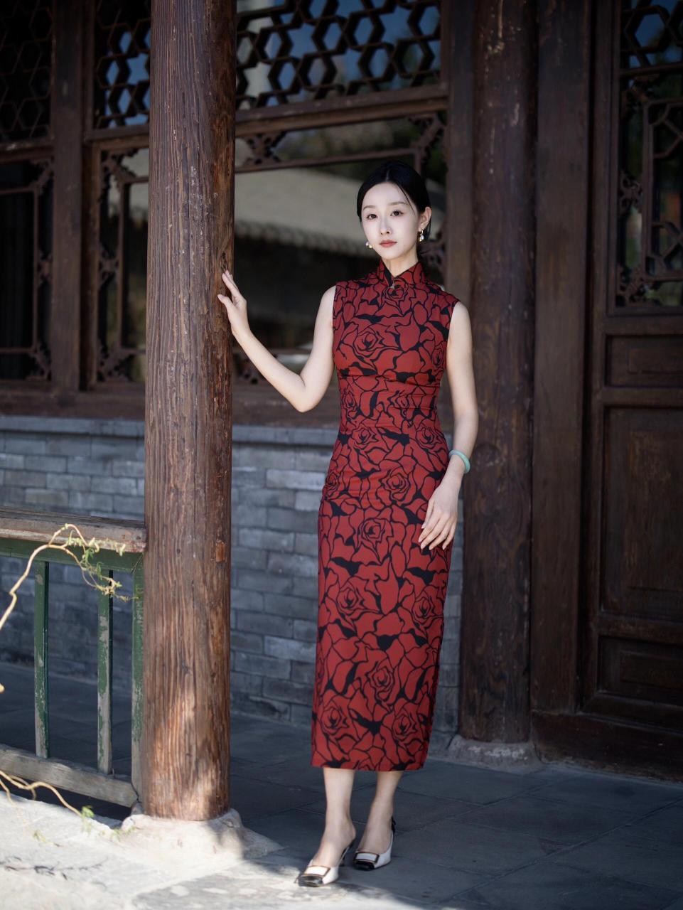 旗袍,这一古典与现代交织的华服,穿越时空的华美,绽放出独特的东方