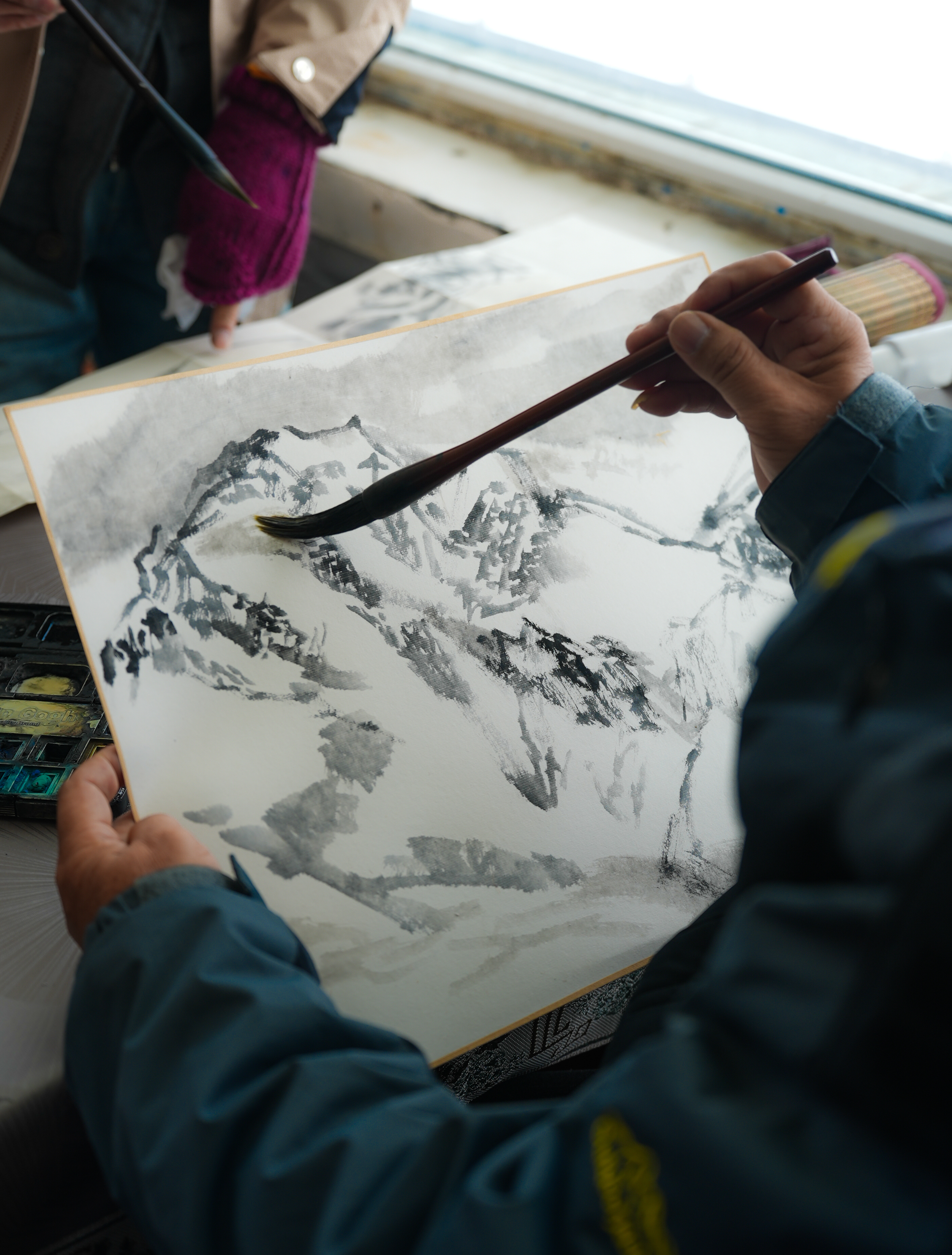 那冰雪皑皑的山川,那纯净无暇的天空, 都被他们一一捕捉,化作文字与