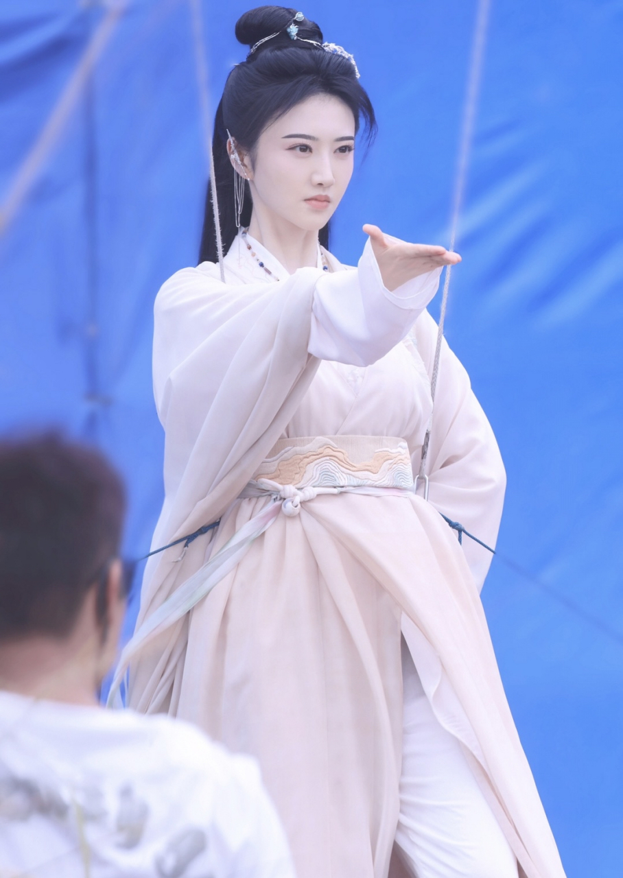 景甜这古装造型还没她本人好看.特点全掩盖了.