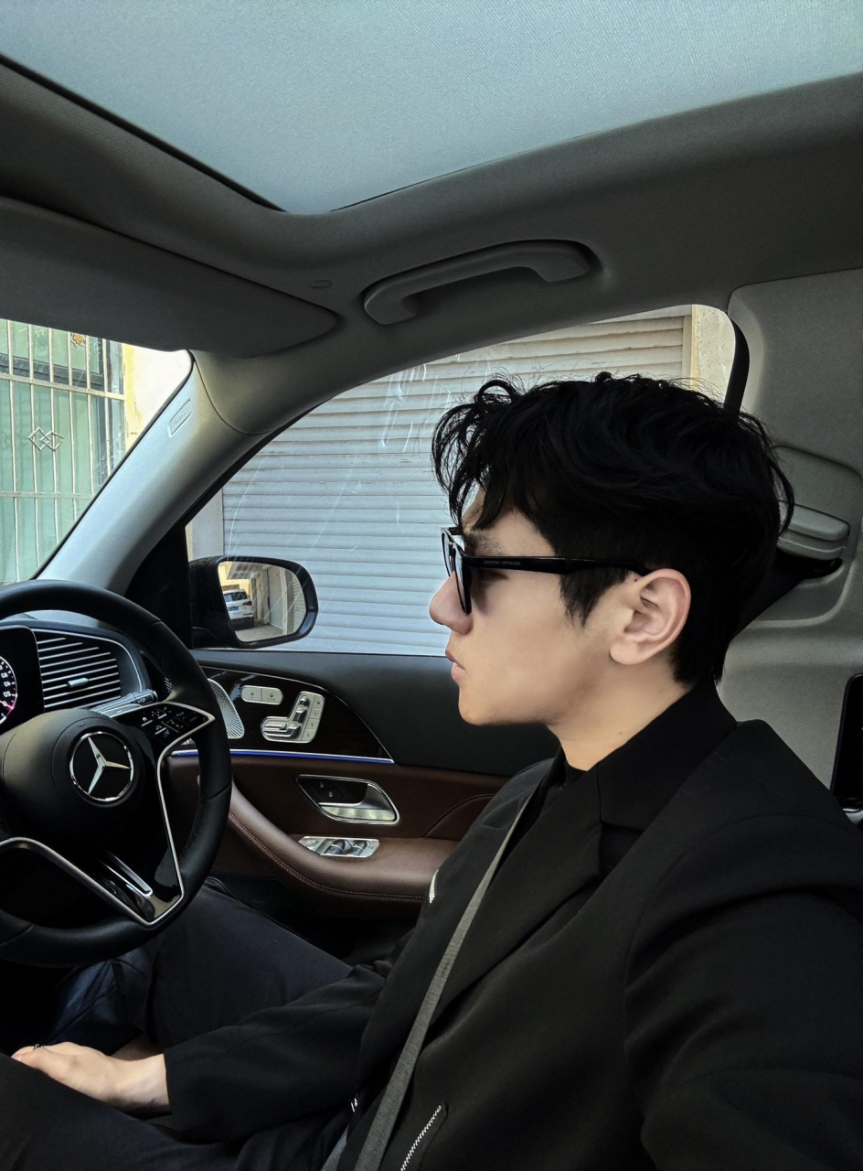 恭喜我这帅哥朋友买奔驰了,这可是奔驰gle,比宝马x5还要贵呢,他真是又