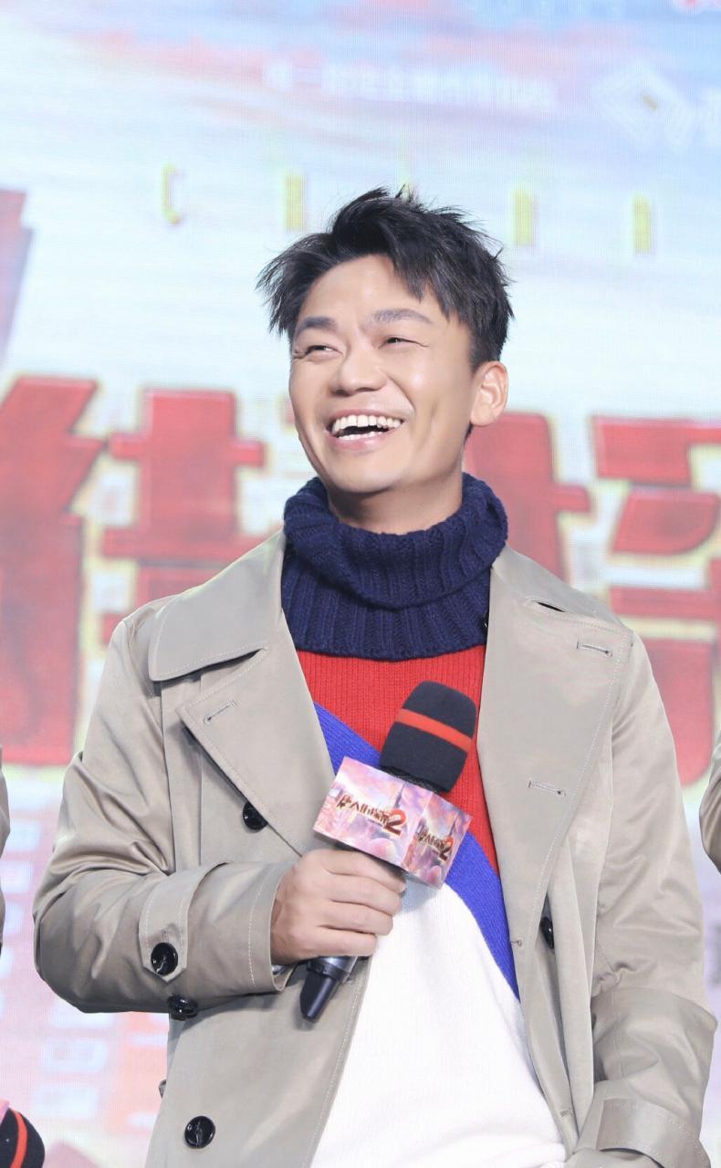 "唐探"风衣男团比高,王宝强踩10cm增高垫,直追180 陈思成