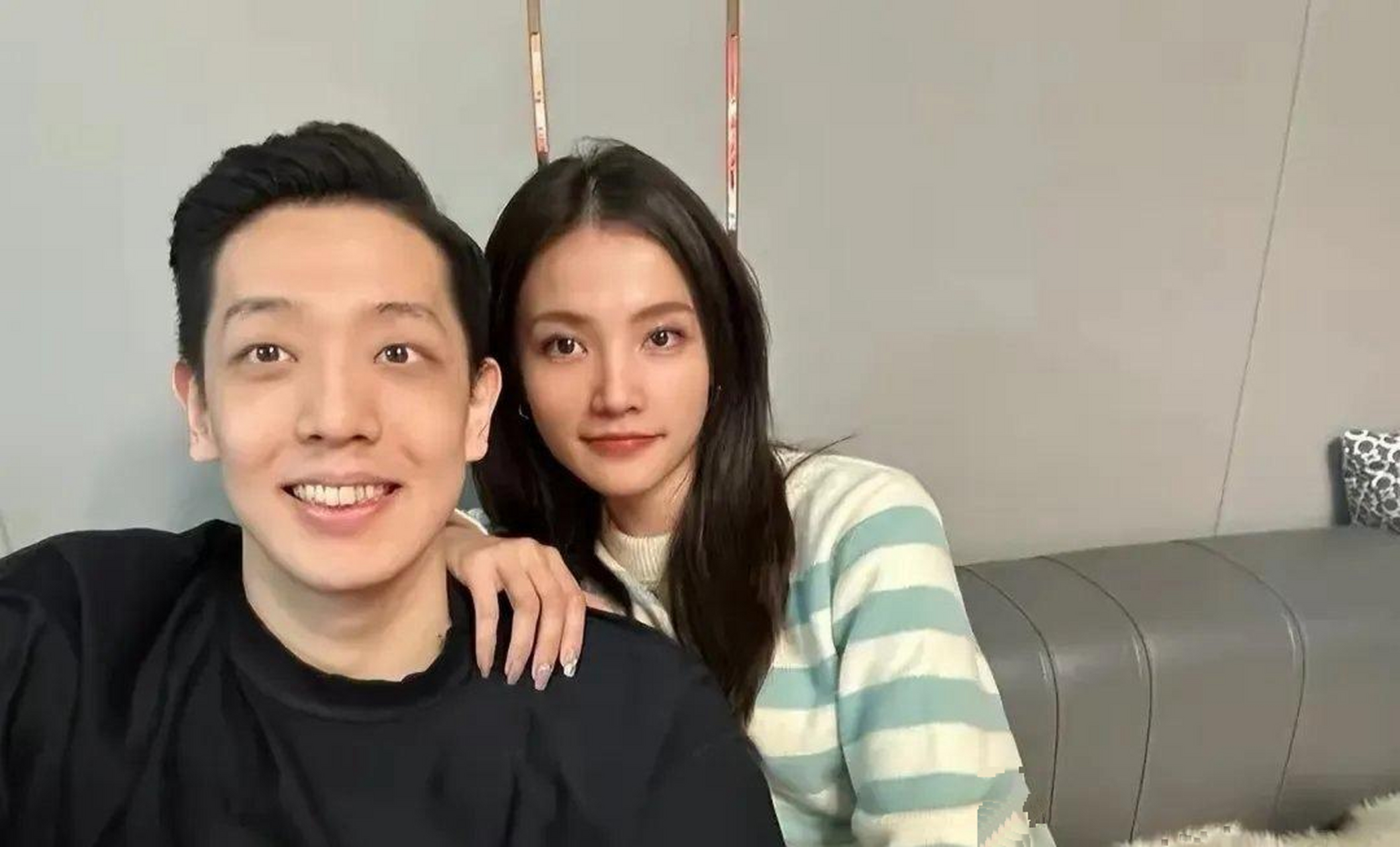 沈梓捷女友晒全明星赛场照,沈梓捷女朋友算是个美女,身高很高,身材很