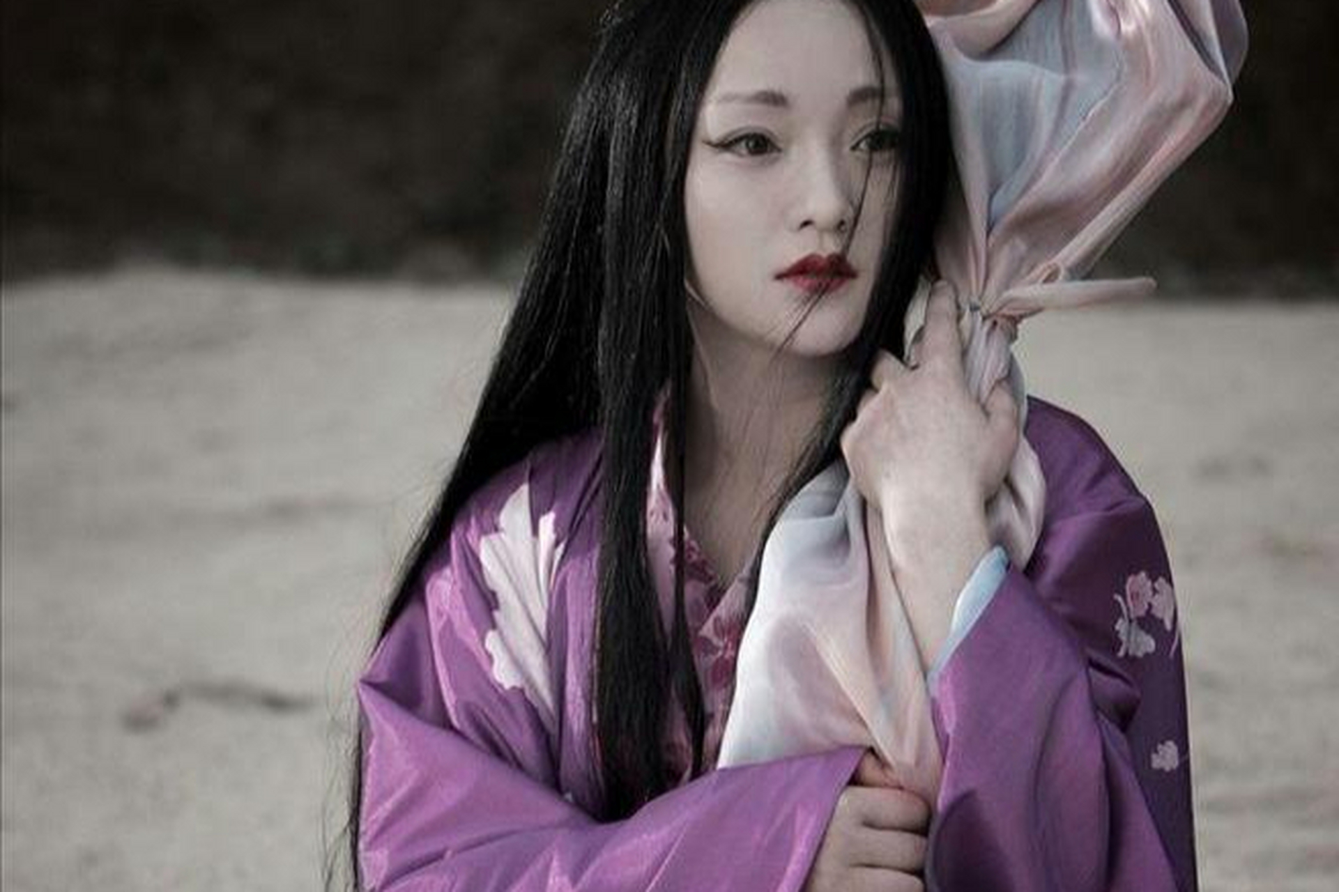 无视外界对她外貌的平评争议,《画皮》惊艳登场拿下无数好评.