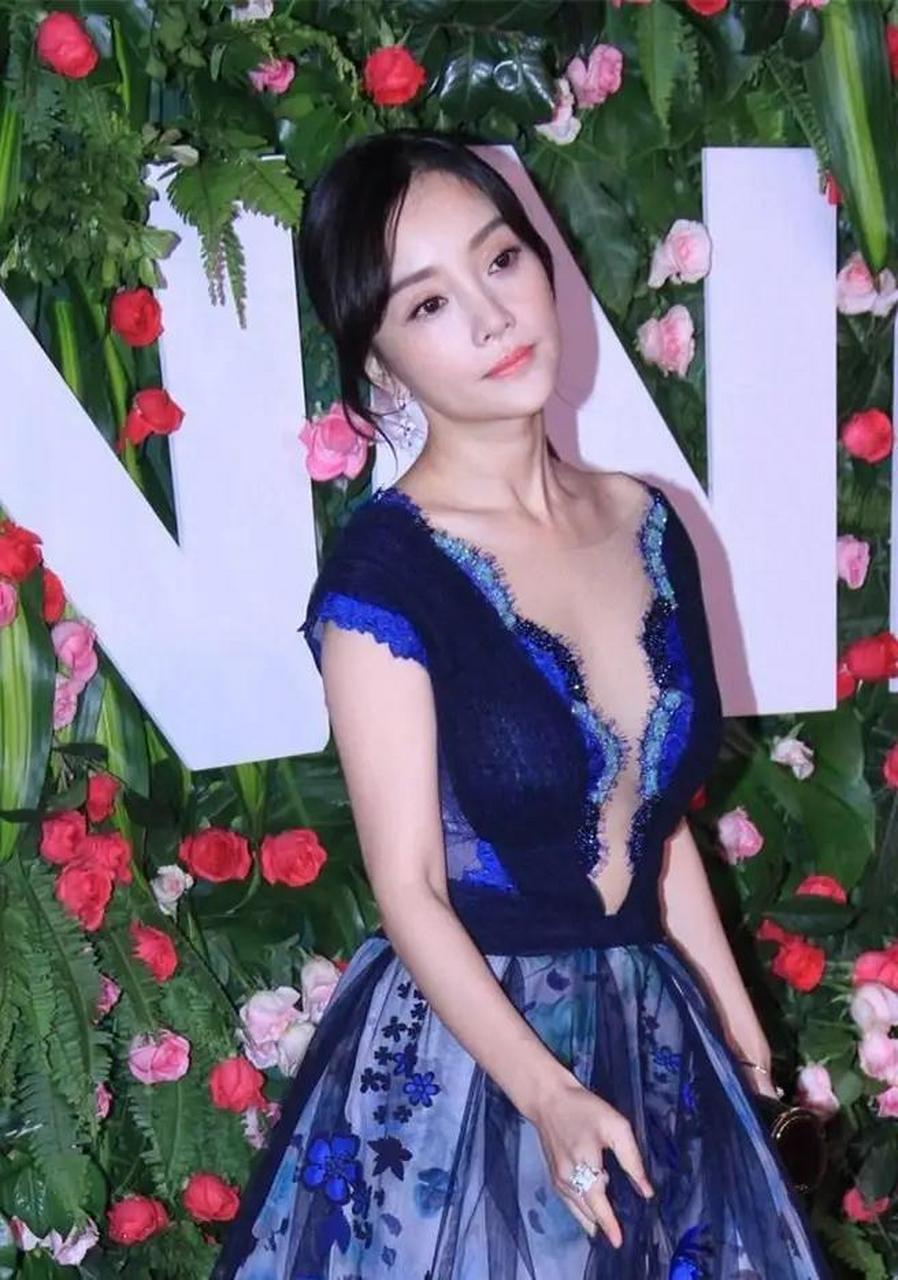李小璐放飞自我了,穿深v长裙身材火辣,人美衣靓惹人喜爱,李小璐这款