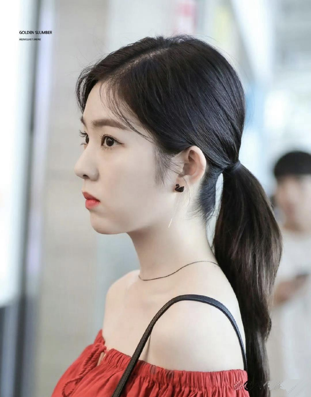 裴珠泫一字领红裙机场好漂亮,好喜欢她的眼睛