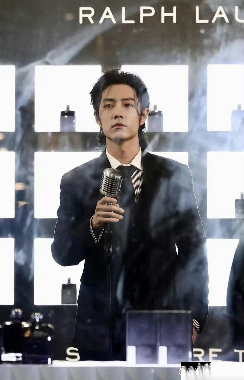 肖战拿麦克风