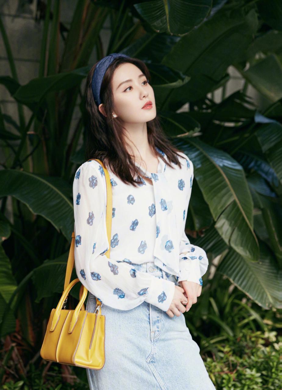 刘诗诗晒秋日美照,穿白衬衫配牛仔裤,咋看都不像孩子妈,清新甜美,气质