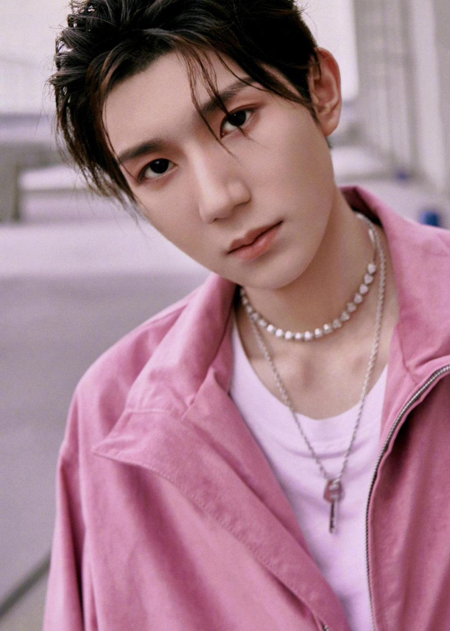 谁说的男生不能穿粉色?王源穿就挺帅,少年感十足