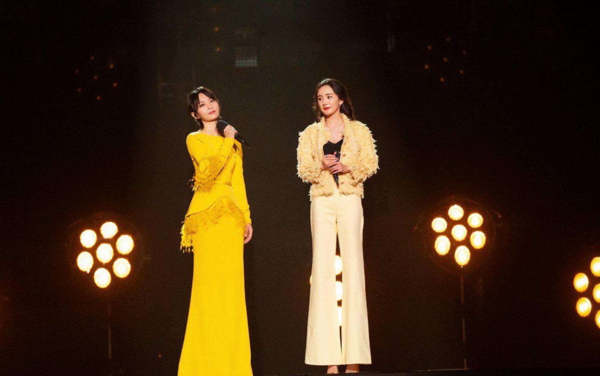 周笔畅与杨幂跨年演唱,女人味穿搭不输杨幂,穿套裙曲线迷人