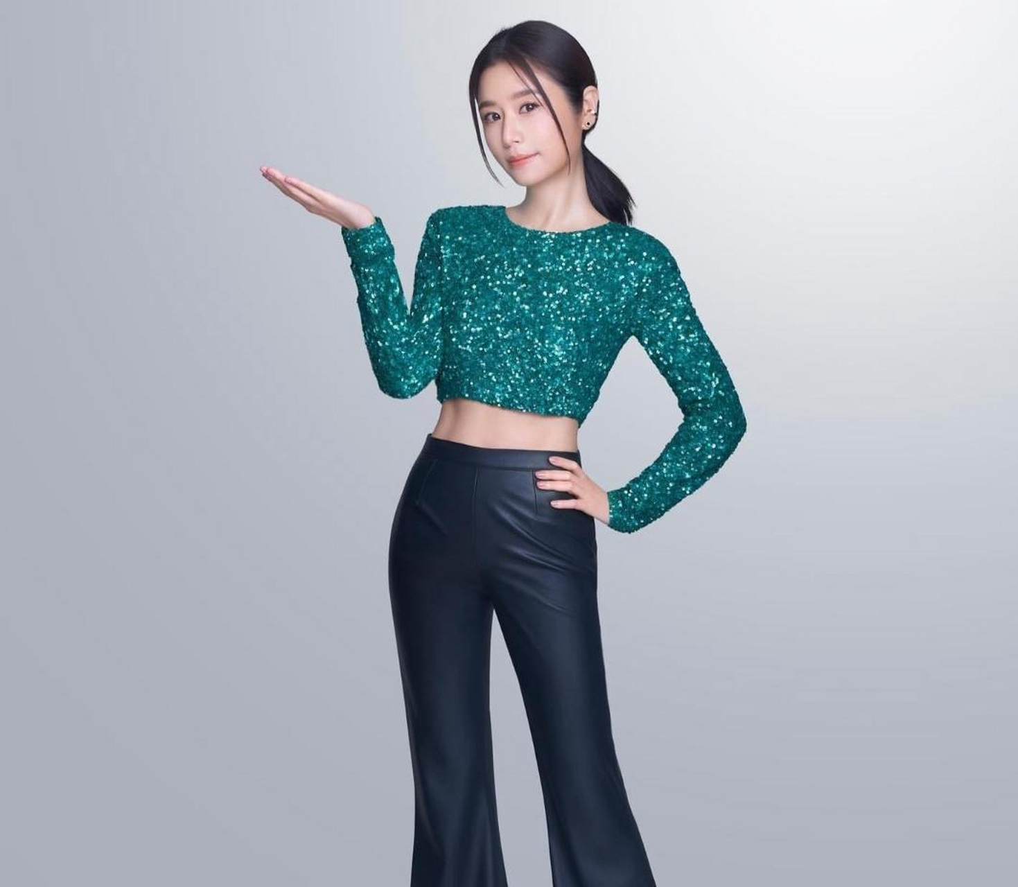 林心如穿绿色亮片上衣搭配黑色长裤