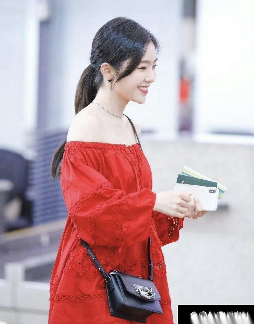 裴珠泫一字领红裙机场好漂亮,好喜欢她的眼睛