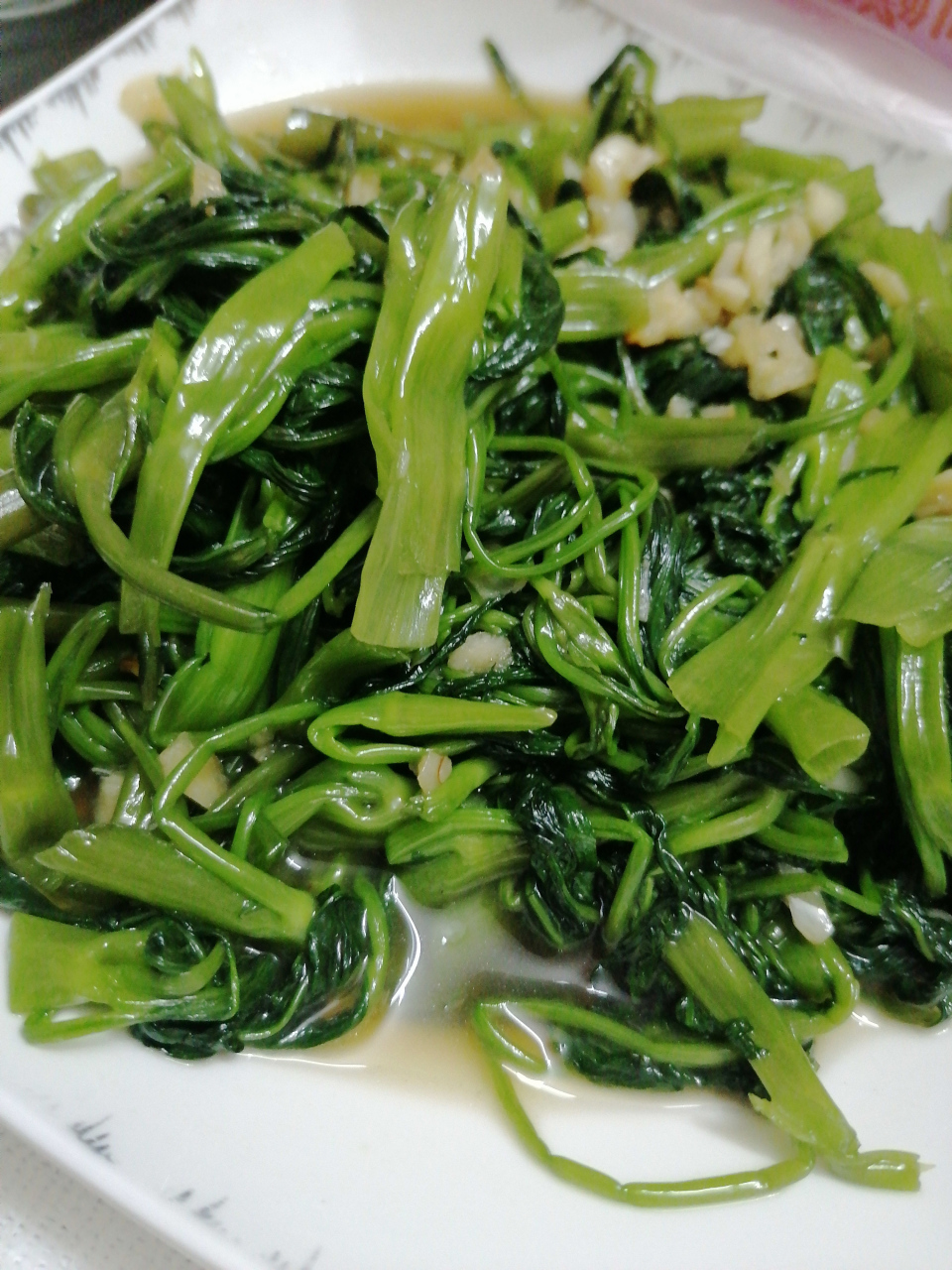 小时候家长喜欢用猪油炒,猪油的香气穿透空心菜,哪怕一点肉都不加,整