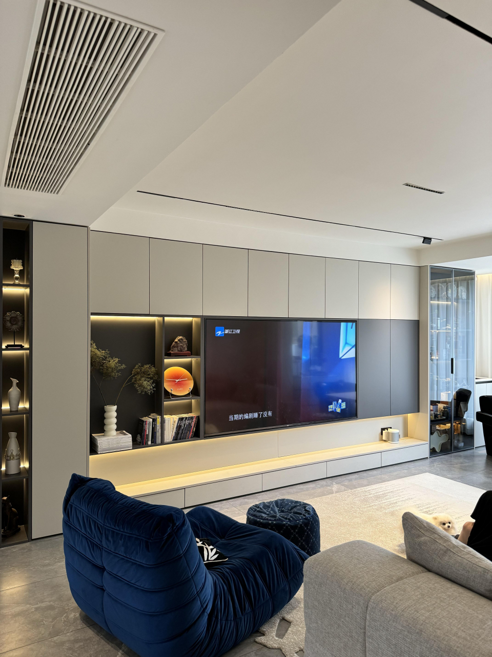 满墙电视柜是一种将电视背景墙整面墙做成电视柜的装修设计.