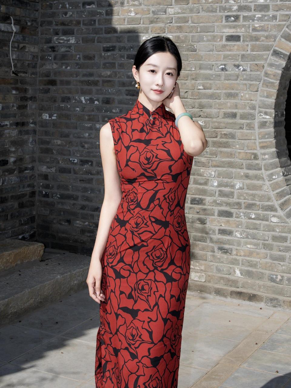 旗袍,这一古典与现代交织的华服,穿越时空的华美,绽放出独特的东方