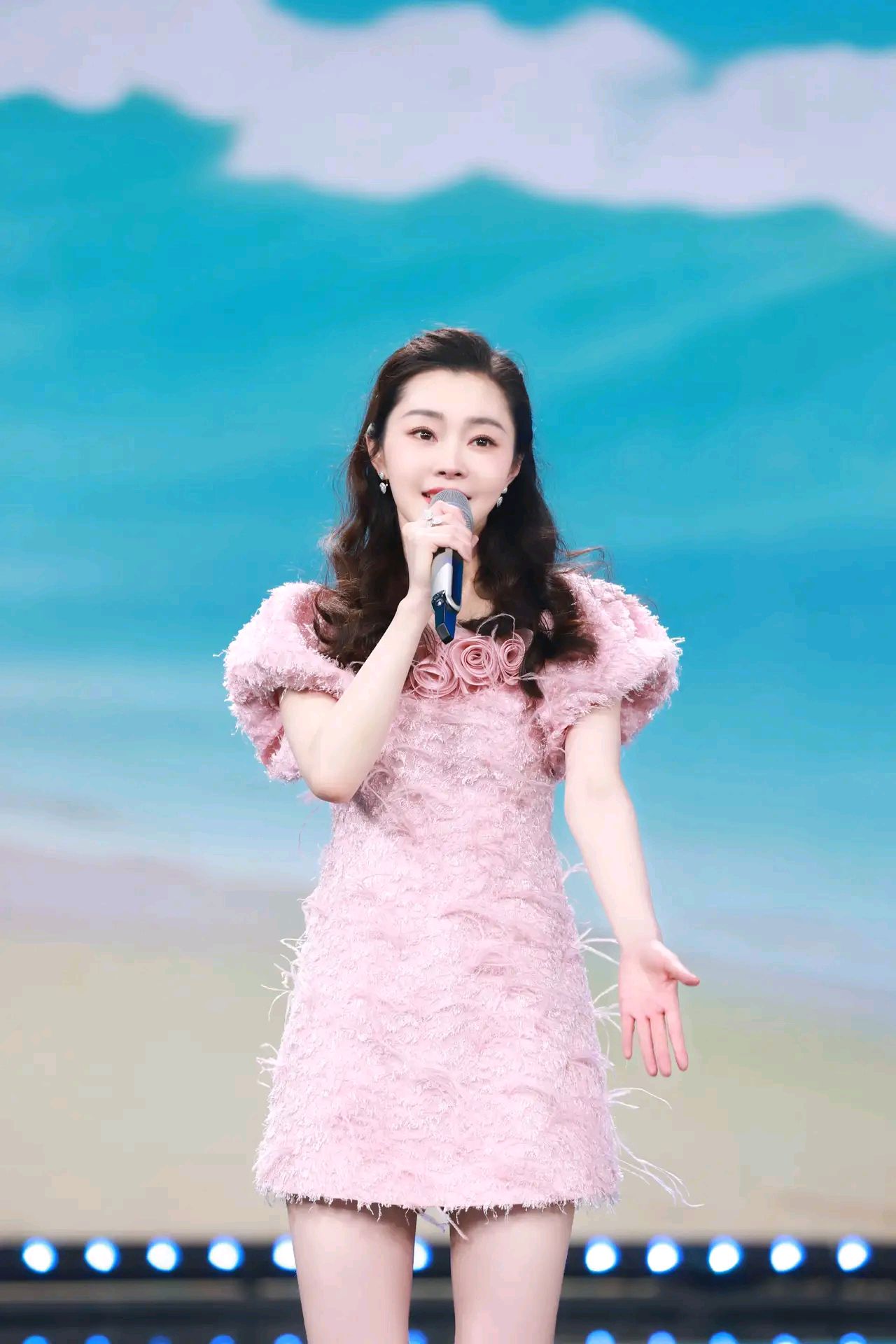 宋轶这姑娘真是很有气质啊灵动大气近日的这套登台表演的造型更是让