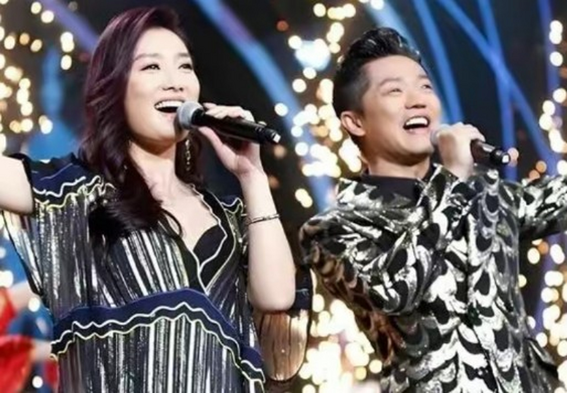 凤凰传奇在北京鸟巢开演唱会,孙越刘震云等诸多明星到场观看,让孙越