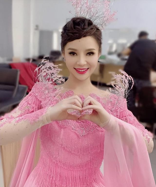 回顾盲人歌手刘赛:爆红后嫁到河南农村,军人丈夫愿意捐献眼睛