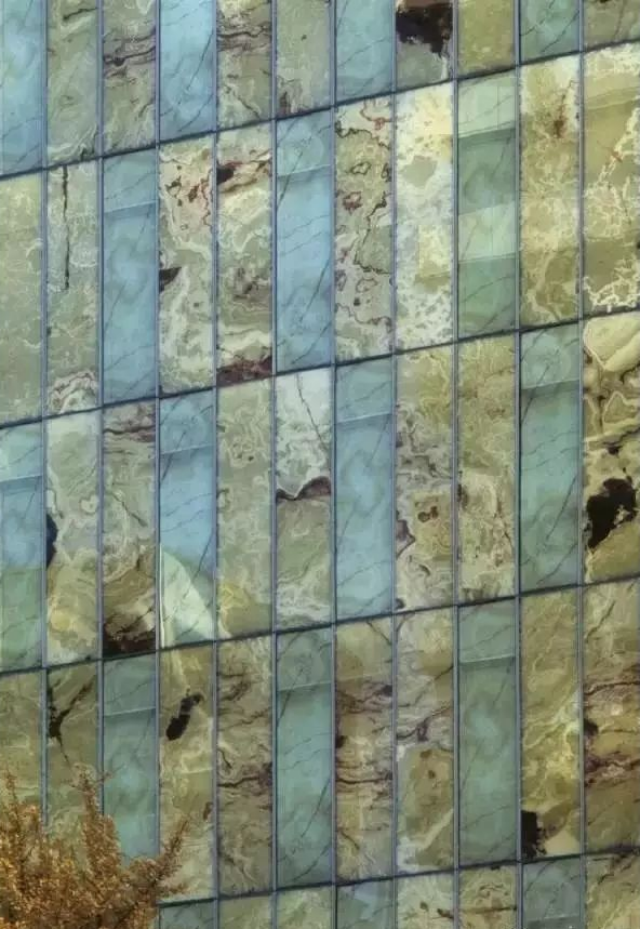 玻璃透光石,也叫热熔复合石材玻璃,是一种将天然石材进行薄片加工打磨