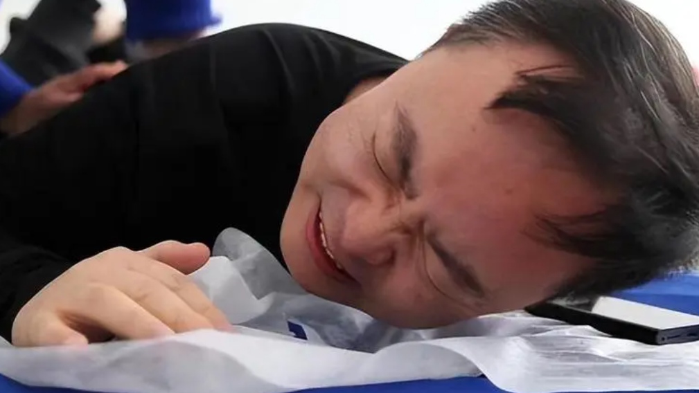 泪目,央视记者含泪采访蔡磊,舌头嘴唇已经萎缩,洗澡用绳子吊