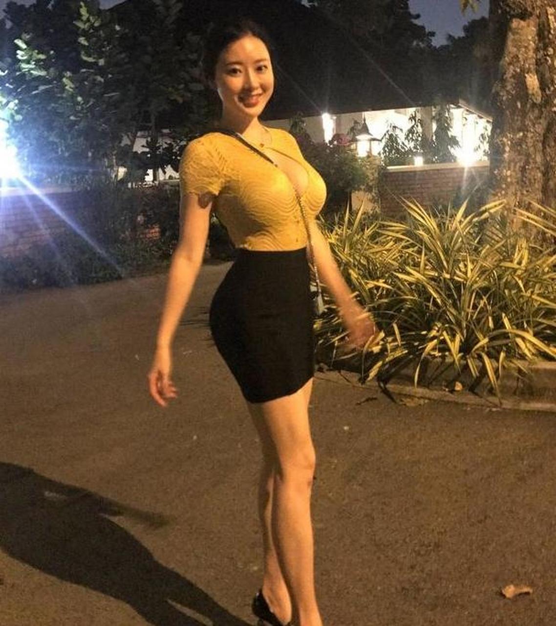 蒋娉婷因刘强东绯闻意外走红,她以完美身材和坚韧品质受到关注.