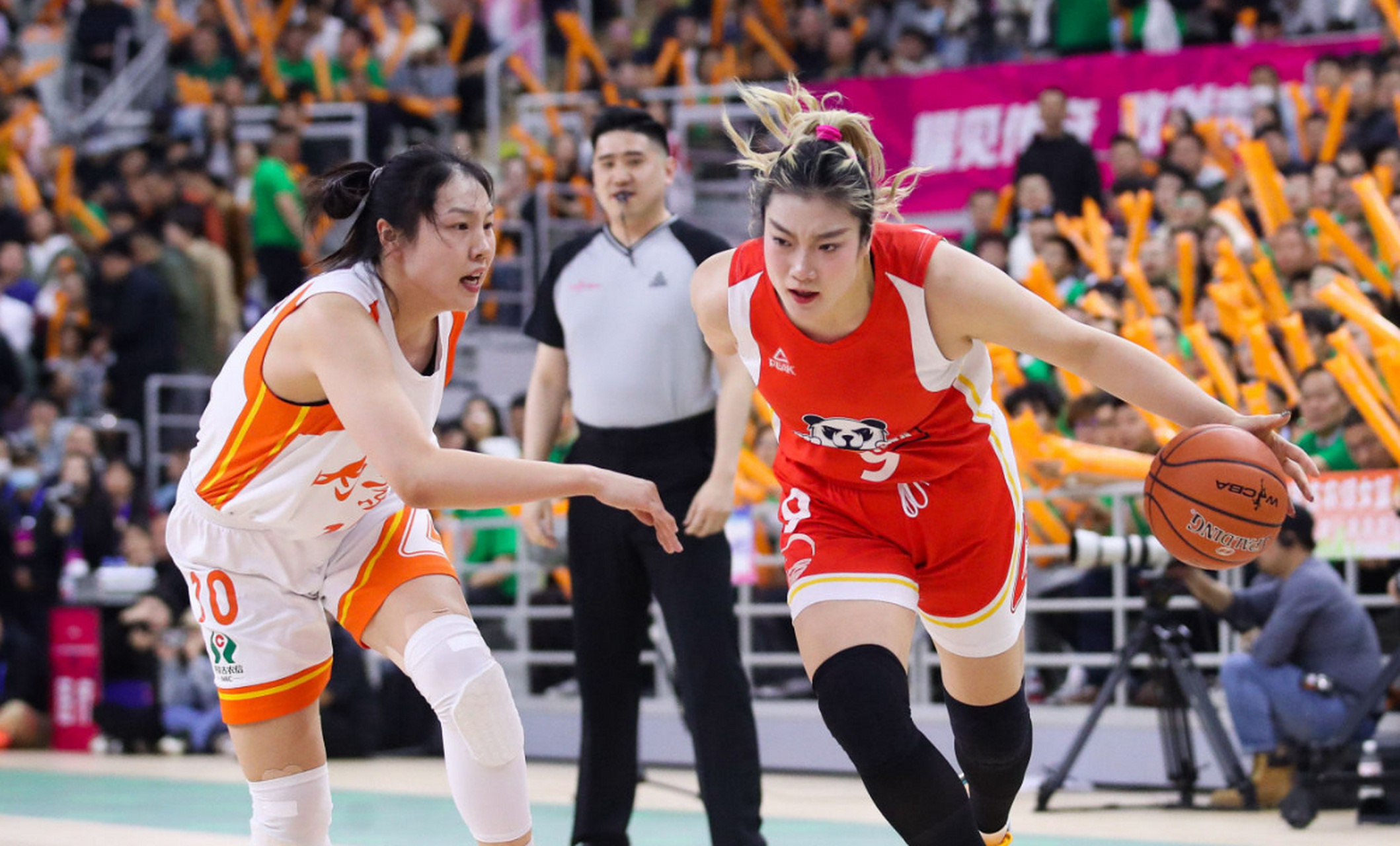 中国女篮小前锋张茹在wcba联赛表现出色,攻防两端均有亮点