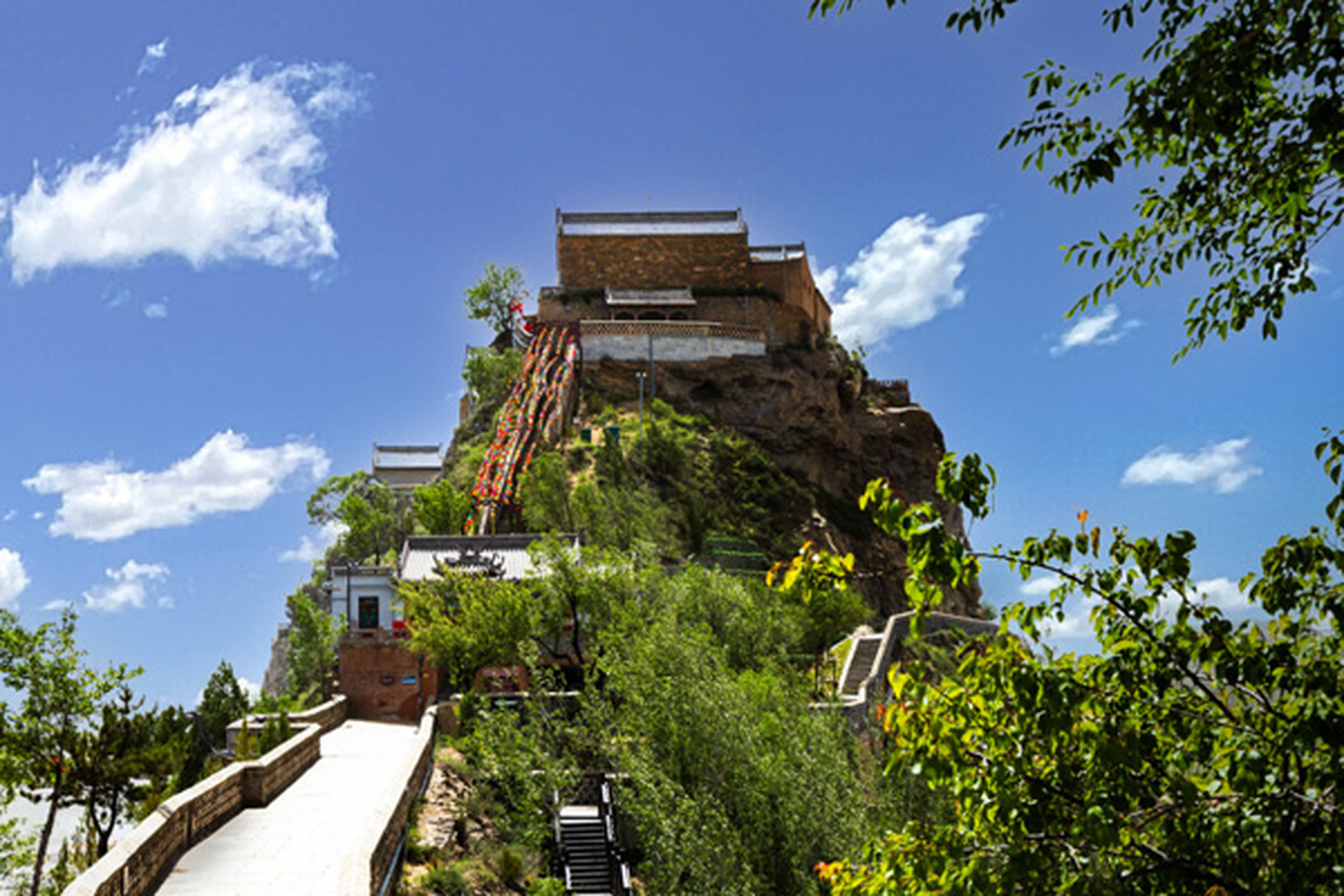 平顶山有哪些旅游景点 1,尧山风景区  地址:平顶山市鲁山县尧山镇西