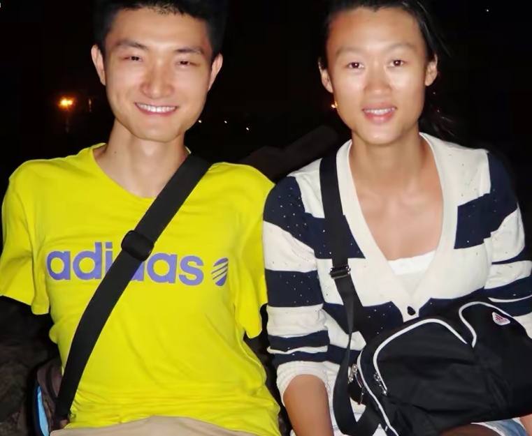 高中毕业时,两人有了第一张合影.大一时,杨孟衡第一次给杨楠送了鲜花.