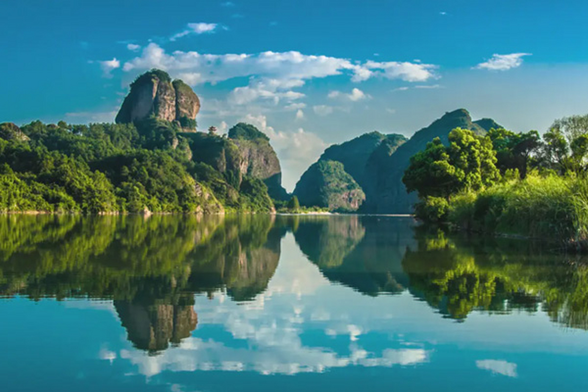 鹰潭旅游景点有哪些地方好玩 1,龙虎山风景区  地址:鹰潭市郊西南20